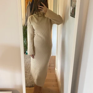 Stickad klänning - Beige stickad klänning från Moa Mattson x bubbleroom 🌸