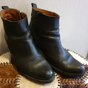 Svarta boots i äkta läder i god skick.  Klackhöjd 7cm Stl 39