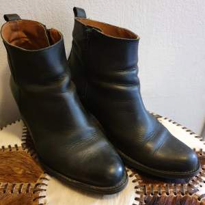 Svarta boots i äkta läder i god skick.  Klackhöjd 7cm Stl 39