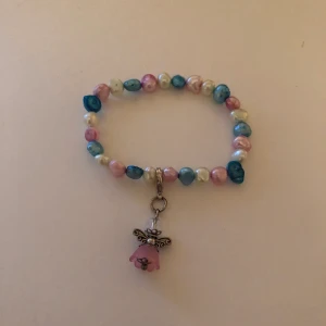 Armband - Superfint handgjort armband ! Med en lyckoängel på! Frakt tillkommer på 14kr