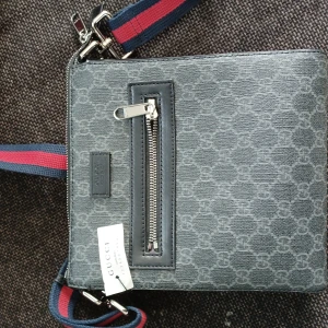 En helt ny gucci väska  - Det är en helt ny gucci väska som är helt oanvänd. Ny pris 11000 kr 