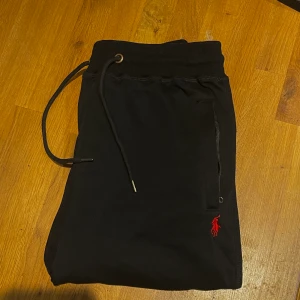 Ralph lauren mjukisbyxor - Jätte fin laurph lauren mjukisbyxa i storlek M. Provtestad x antal gånger, som ny. Säljer pga den aldrig kommer till användning. Byxan är unisex.