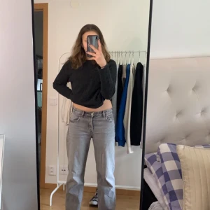 Mid waist jeans zara jeans  - Säljer mina super snygga ljusgråa Mid waist zara jeans som ej kommit till användning, använda fåtal ggr är i strl 36💖 Säljer för 200 kr + 49 kr frakt, kan också mötas upp i Göteborg💖  Skriv om ni är intresserade!💖