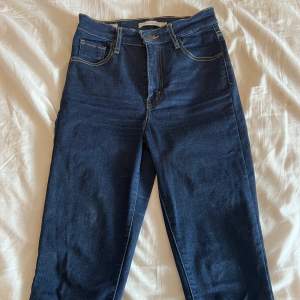 Mörkblåa levis jeans modell mile high super skinny i storlek 26