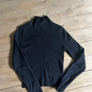 Svart långärmad  - Svart långärmad med högre krage. Köparen står för eventuell frakt. 🌸