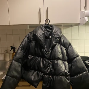 Zara puffer jacket  - Nu slutsåld pufferjacket från zara, taggen är kvar. Nypris 699. 