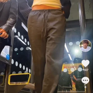 Svarta linnebyxor - Svarta Lågmidjade linnebyxor i perfekt skick! Köpta på H&M Home i London💐