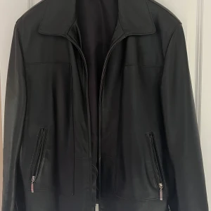 Äkta läderjacka - En använd läderjacka i väldigt bra skick. Köpt för ett tag sen och säljs pågrund av storlek. Storlek på jackan är XL. Och färgen på den är svart. Det finns även två innerfickor, en med dragkedja och en med knapp. 