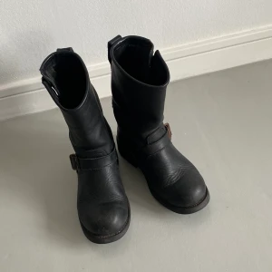 Boots  - Boots i skinn. Svarta. 