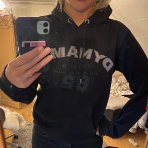 Säljer denna svinsnygga hoodie köpt för 599 från Dynamic💗 strl M och knappt använd alls. frakt tillkommer❤️