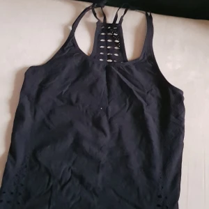 Svart träningslinne - Ett fint svart träningslinne. Jag vet tyvärr inte vart jag har köpt det! Köparen står för frakten! Hör av dig om du vill ha bättre bilder. 