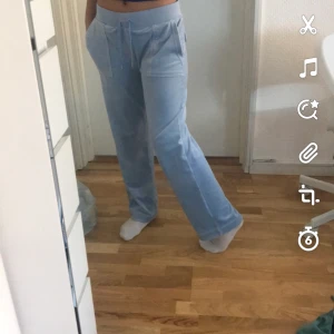 Juicy Couture  - Säljer endast för bra bud. Inte säker om ja ska sälja. Bra skick, har sytt upp dom själva för dom va långa e 158cm kan passa ngn som e 160 så vill ha dom för lite mer. Fläckar på insidan av byxan som man absolut inte ser. Passar också storlek S