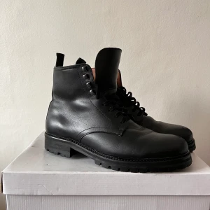 Läderboots  - Sjukt snygga läderboots från These Glory Days - i bra skick - Nypris 1899:-