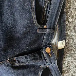 Lågmidjade jeans från Lee💫💗 Aldrig använt men fått från min moster. Säljer för att de är för små på mig. Står inte storlek men ska vara ungefär xs-s❤️ Frakt 59kr🚚Kontakta vid intresse och för fler bilder😊