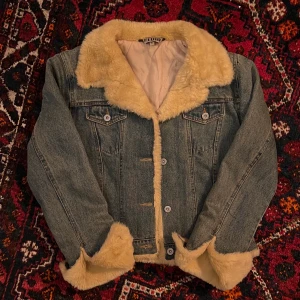 Jeansjacka med pälskrage - Så mysig 90s jeansjacka med pälskrage och armar! Perfekta höstjackan med unik jeans färg och foder innuti! 