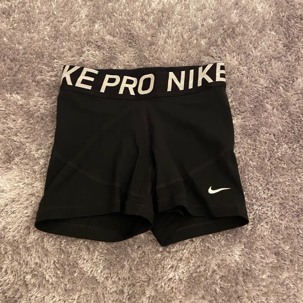 Säljer dessa Nike pro shorts som jag aldrig använt utan bara testat. Nyskick 😍 200 + frakt . Shorts.