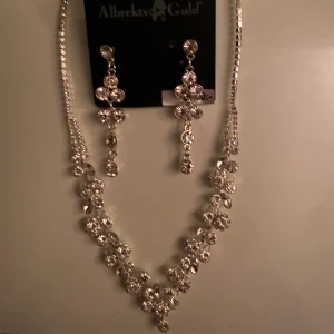 Smyckessätt - Halsband med matchande örhängen, använd en gång, perfekta att ha på ex. balen✨✨ 100kr+frakt