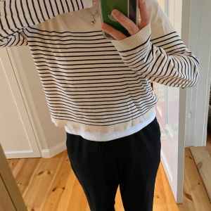 Stickad Zara tröja  - Snygg och stilren stickad tröja från Zara som passar så bra till middagar men också bara som en vardagströja❤️ Köpte för 299kr men säljer för 100kr Tror att det är ngt fel på strl för det står XL men passar min kompis som är Xs och jag som är S❤️