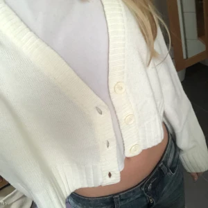 Vit kofta - Jag säljer min vita kofta som jag knappt använt pågrund av att det inte är min stil. Den är väldigt skön. Köparen står för frakt.