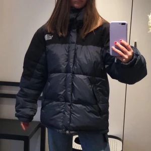 The north face jacka - Säljer denna jackan som jag har haft i en vinter, den är köpt i en secondhandbutik i storlek S (herr) passar nog M dam. Säljer för att den är för stor för mig, i bra skick. Kan absolut skicka fler bilder eller svara på frågor om ni undrar något.❤️