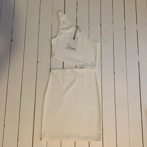 Klänning - Köpt på Zalando i somras. Aldrig använd då jag råkade köpa två.  Köparen står för frakten💞