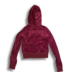 Säljer en as snygg fenty puma tröja som är vinröd. Har as coola detaljer,såsom logot av fenty i ryggen och siffran 13 på framsidan av luvan. Storlek Xs 