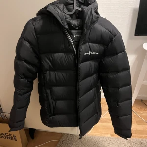 Sail racing vinterjacka  - Storlek xs Bra skick  Använt den några gånger men inga skidor eller något.  Priset är inte hugget i sten.