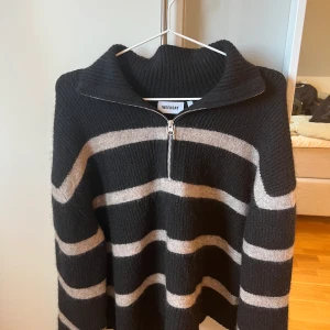 Halfzip weekday - Randig stickad halfzip från weekday. Knappt använd. Köpt för 500kr. Storlek xs men stor i storleken, hade nog passat upp till M