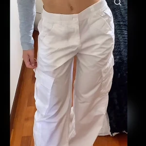 Vita cargopants  - Säljer exakt samma byxor som förra inlägget fast i färgen vit <3 dm för intresse/frågpr