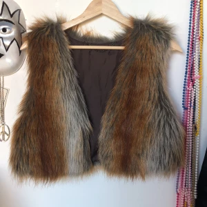 Päls väst  - I nyskick, fake päls