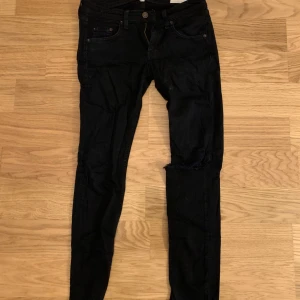 Rag and bone jeans W26 - Storlek xs. Nypris 3500kr. Passar mig som är 160cm lång.