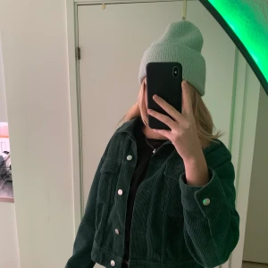 Grön manchester jacka - En grön manchester jacka perfekt nu till hösten. Fin grön färg i fint skick. Är en modell som är kort i längden. 💚