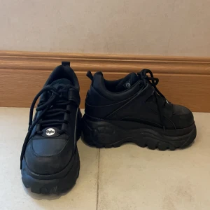 Buffalo London skor  - Svarta höga Buffalo skor i storlek 37. Knappt använda, skorna är i nytt skick. Säljer de för att jag inte använder dom. 