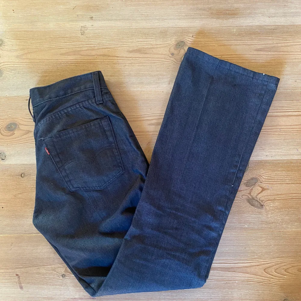Mörkblå Levis jeans, för långa för mig som är 163. Bootcut/ raka i modellen  Midjemått och innerbenslängd är 80cm. Jeans & Byxor.