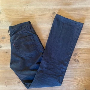 Jeans  - Mörkblå Levis jeans, för långa för mig som är 163. Bootcut/ raka i modellen  Midjemått och innerbenslängd är 80cm