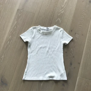 T-shirt  - Fin vit tröja från Lindex. Använd ca 10 gånger.
