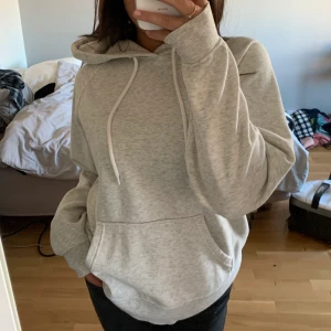 Hoddie - Säljer min gråa hoddie som jag dessvärre aldrig använder längre! Mysig och skön även med en luva. Köpt från h&m! 💓 passar även storlek S!