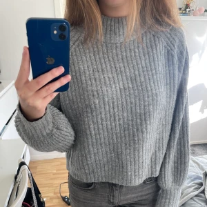 Stickad tröja - Köpt från Gina Tricot 2021. Den är lite croppad. Sparsamt använd. Lite noppror på underarmarna. Annars fint skick.  Köparen står för frakt