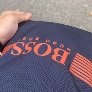 Hugo boss väska  - Hej säljer min Hugo boss väska blå