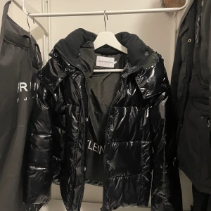 Calvin Klein jacka - Glansig jacka från Calvin Klein, nytt skick. Använd fåtal gånger. Köpare står för frakt