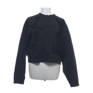 Acne tröja  - Säljer denna snygga Acne tjocktröjan. Den är använd men ändå i bra skick. DM vid intresse eller fler bilder!💕