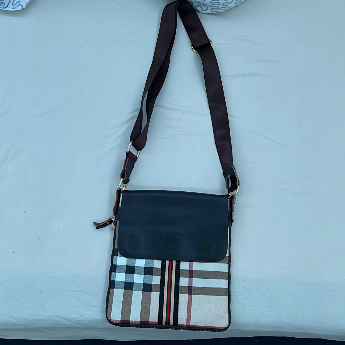 Burberry axelremsväska