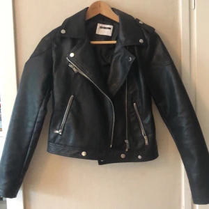 Snygg skinnjacka  - Snygg skinnjacka från noisy may , typ oanvänd , säljs pga att den ej används. Stl xs. Tillkommer frakt, tveka aldrig vid frågor💕