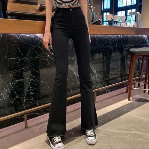 Svarta bootcut jeans - Säljer dessa super fina bootcut ifrån gina i strl 32/xs. Nästan helt nya använda max 3 ggr. Säljer då de va lite för stora för mig💕  Pris 170 + frakt (nypris 599kr)