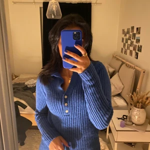 Blå stickad klänning - Säljer denna fina blåa klänning köpt från Vero Moda. Köpte för 400 och säljer för 250. Pris går att diskutera! Använd cirka 2 gånger. Kan mötas upp i Göteborg! 