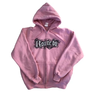 Rosa zip hoodie - En rosa zip hoodie med trycket ”route 66” köpt i usa! Sitter som en S-M! För frågor tveka inte att dm:a🫶 kan mötas upp i gbg annars står köparen för frakt 