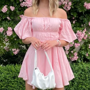 Rosa klänning - Använd ett fåtal gånger. Säljer på grund av flytt utomlands!