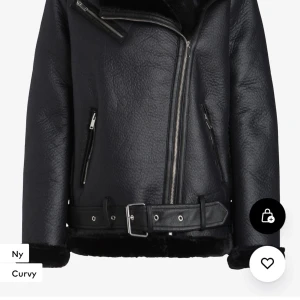 Fodrad skinnjacka  - Oanvänd jacka!!!  Köpt hos Pieces, så snygg! 🖤 Köpte för 899:- prislappen kvar.
