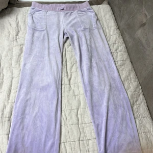 Lila juicy byxor från Nelly  - Skönt och bekvämt tyg, jätte bra längd för mig som är 175, knappt använda för det var inte min stil , passar jätte bra ( inte för tajta och inte för lösa , Är typ 5 månader sen jag köpte dessa byxor 