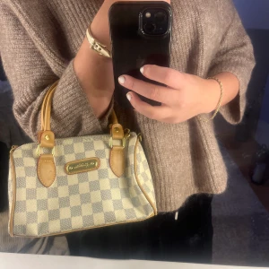 Liten väska  - En liten väska jag fyndat på en secondhand💕